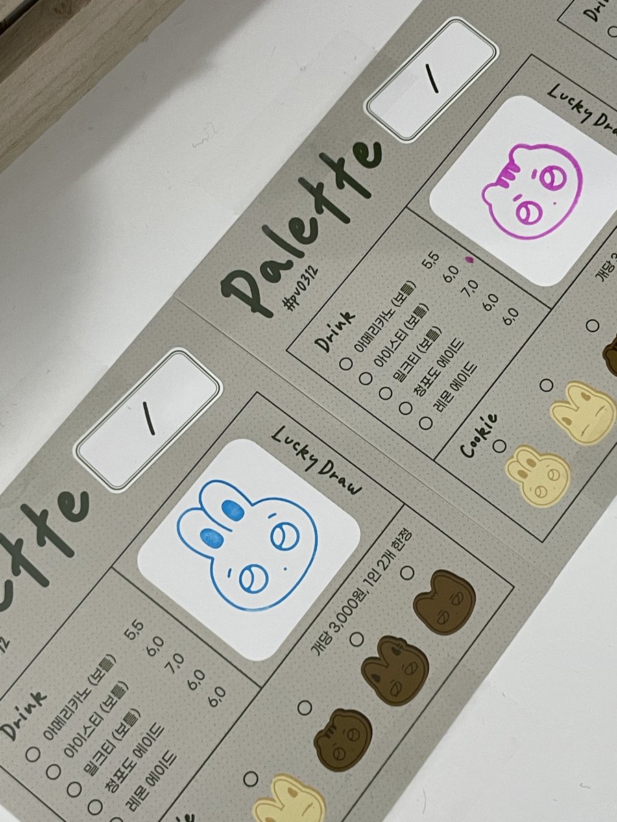 palette_plave's tweet photo. 🌿𝙋𝙖𝙡𝙚𝙩𝙩𝙚 # 𝙥𝙫𝟬𝟯𝟭𝟮
₊˖˚˳⌖ 재방문 Event 안내 ♡‧₊ ˚˖  

총 4일간 진행되는 카페 Palette #pv0312에
2일 이상 방문해주시는 분들께 카페 내부에 디피된 미니 등신대와 같은 도안의 칼선 스티커를 드립니다.
스티커 수령 시 재방문 확인을 위한 2장 이상의 ���료 메뉴종이를 꼭 지참해주세요.

(선착순으로 수령 가능하며 수량 소진시 이벤트가 마감됩니다.)