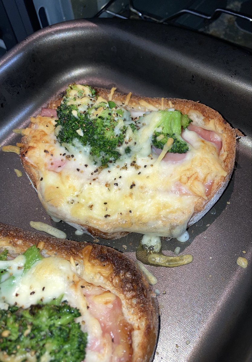 #おうちカフェ #料理好きな人と繋がりたい #おうちごはん #パン作り #baking #お菓子作り 
暇なので、魚焼きグリルでブロッコリーとベーコンのブルスケッタを作ってみた。黒胡椒とチーズものせました。まずまず。