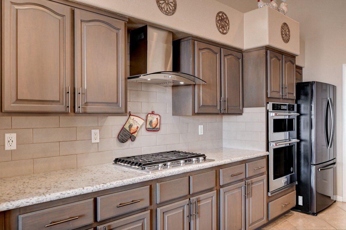 Spring has sprung! There's no better time for a fresh remodel in your home!🌷

#lasvegasremodel #kitchenremodel #traditonalkitchen #ashbrowncabinets #whitegranite #kitchenisland #doubleoven #beautifulkitchen