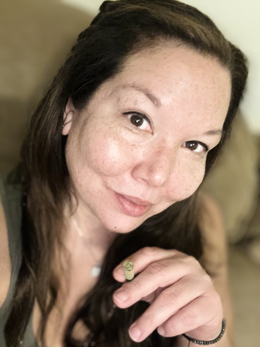 Shelley_Knight1's tweet photo. What’s everyone smoking tonight??? Skywalker OG infused❣️#StonerFam #Sheley #AsianWoman #AsianStoner #Saturdayvibes #FLliving ✌️💛🔥 https://t.co/bCZqva8dfq