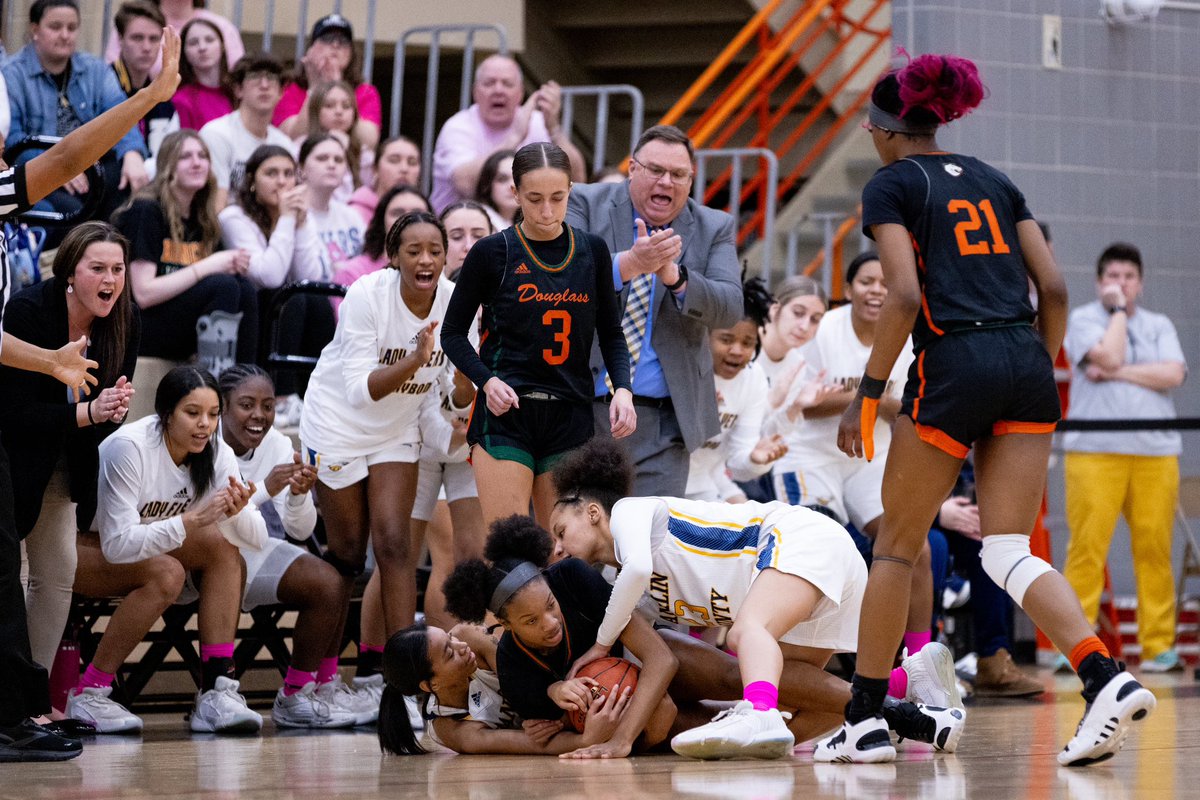 jack_weaver_'s tweet photo. Frederick Douglass leads Franklin County 22-18 at halftime in the 11th Region title game at Paul Laurence Dunbar High School. @heraldleader @KentuckySports @JoshMooreHL https://t.co/rd8AjVeOMU