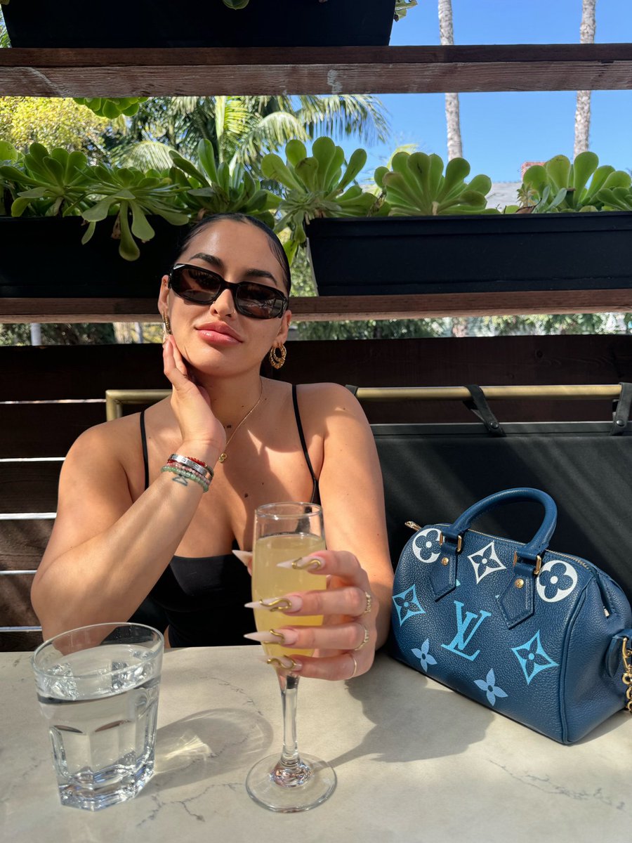 raelynninez's tweet photo. i don’t even be wearing makeup. 🥰 https://t.co/EcoWDzGKe1
