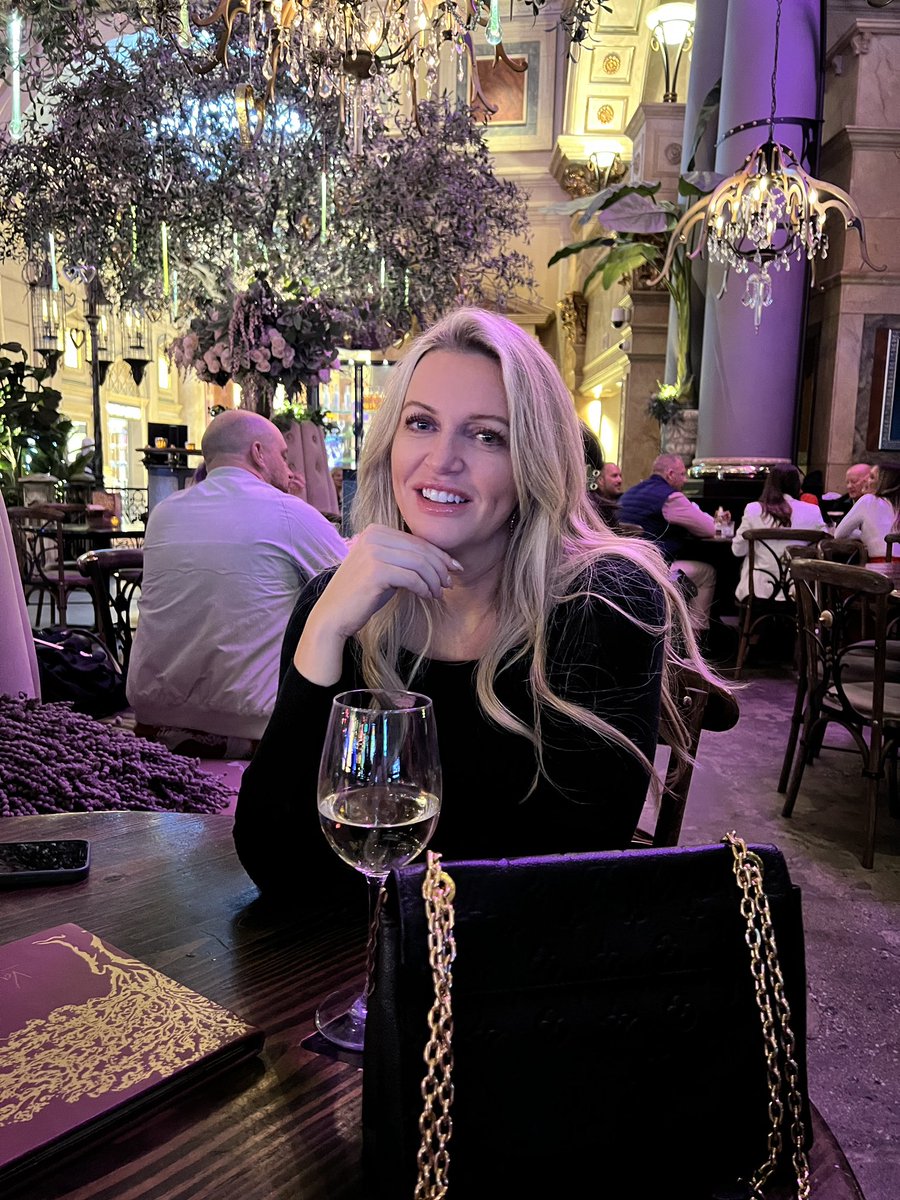 cmishmom's tweet image. Embracing the timeless elegance of Las Vegas with my beautiful family by my side. Grateful for these moments of joy and connection. 💖 #LasVegasNights #FamilyTime #ClassyVibes