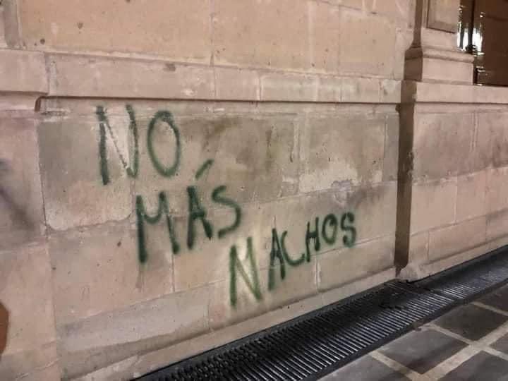 BravoGareth's tweet photo. Encima de graffitera, dislexica. 😂 https://t.co/DuQCANcUNK