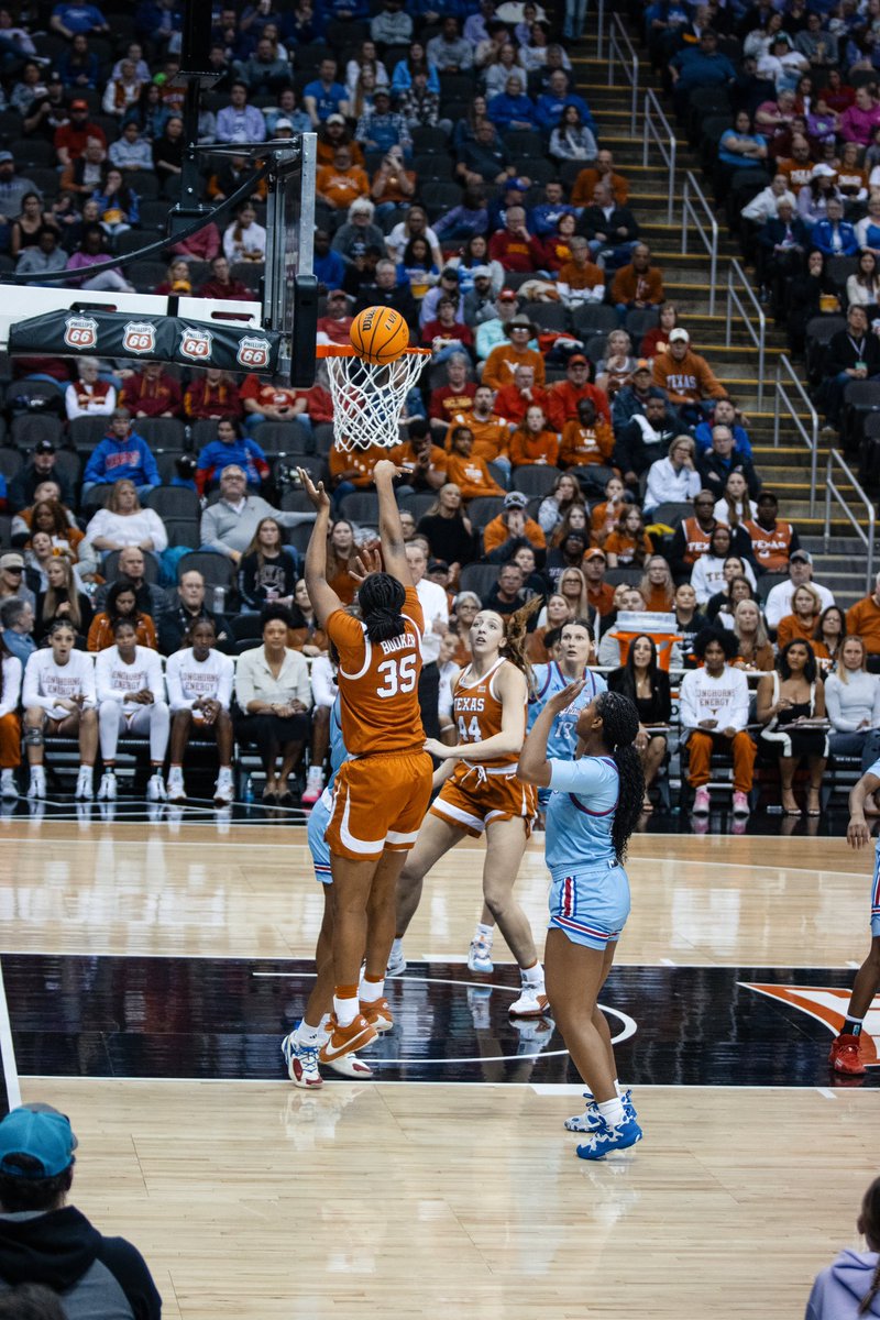 TexasWBB's tweet photo. 5️⃣0️⃣0️⃣ career points for the freshman 

congrats, @MaddiewitdaB_ 🤘

#HookEm https://t.co/xSG4TVpM2q