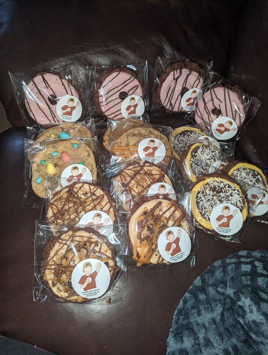 Princess__Fiona's tweet image. Day 69 of #100DaysOfHappy 

Cookies!! Picked up an order today from @heydoughcookieco and I am so excited for these!! 

Now for the tough decision, of which one do I eat first? 🤤

#Gratitude #Thankful #Cookies #Yum