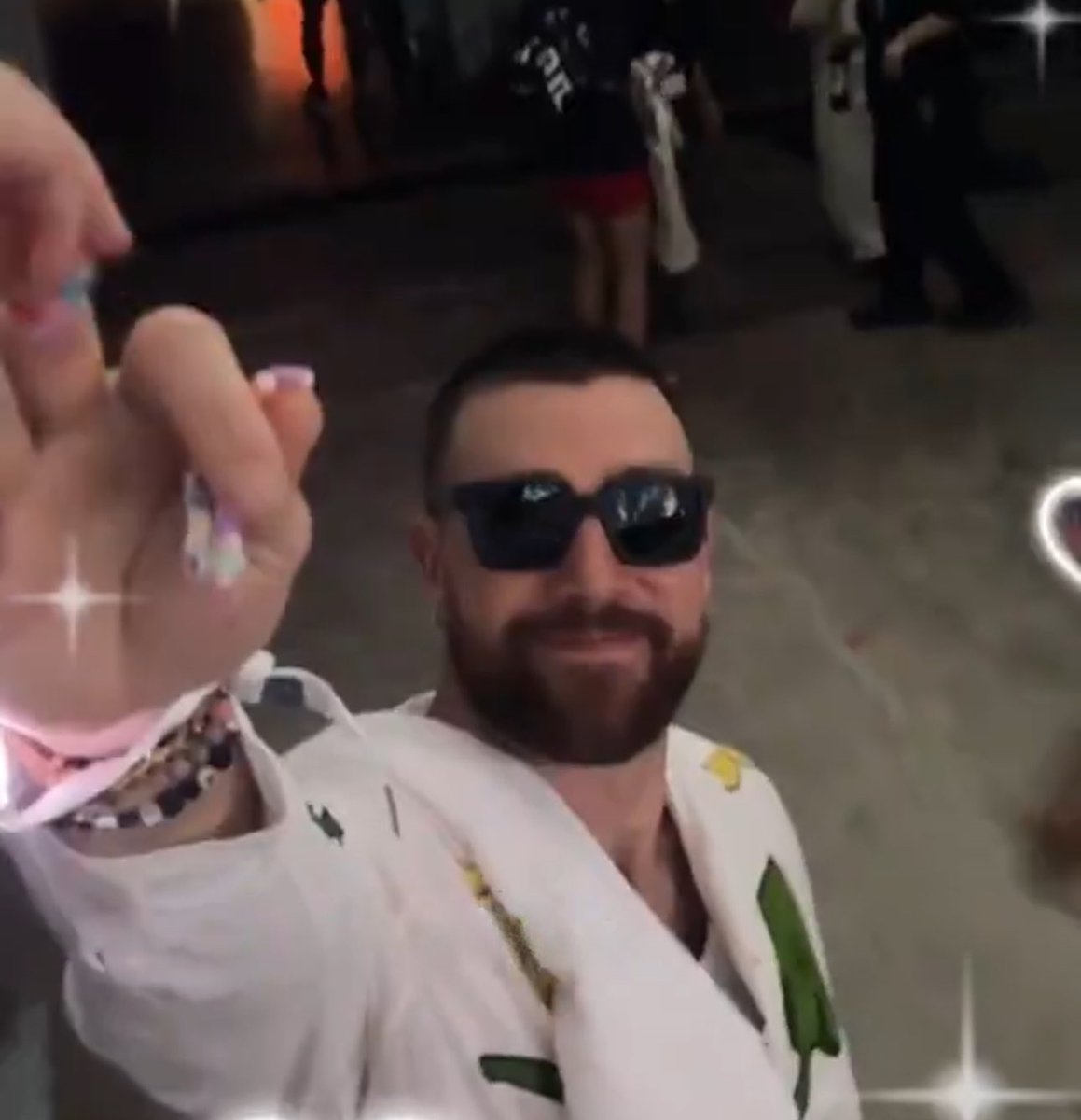 ohnohales's tweet photo. football bros: TRAVIS KELCE GOAT TE 🐐🔥🔥💪
swifties: POOKIE ✨🎀🩷 https://t.co/O17XMITCFm