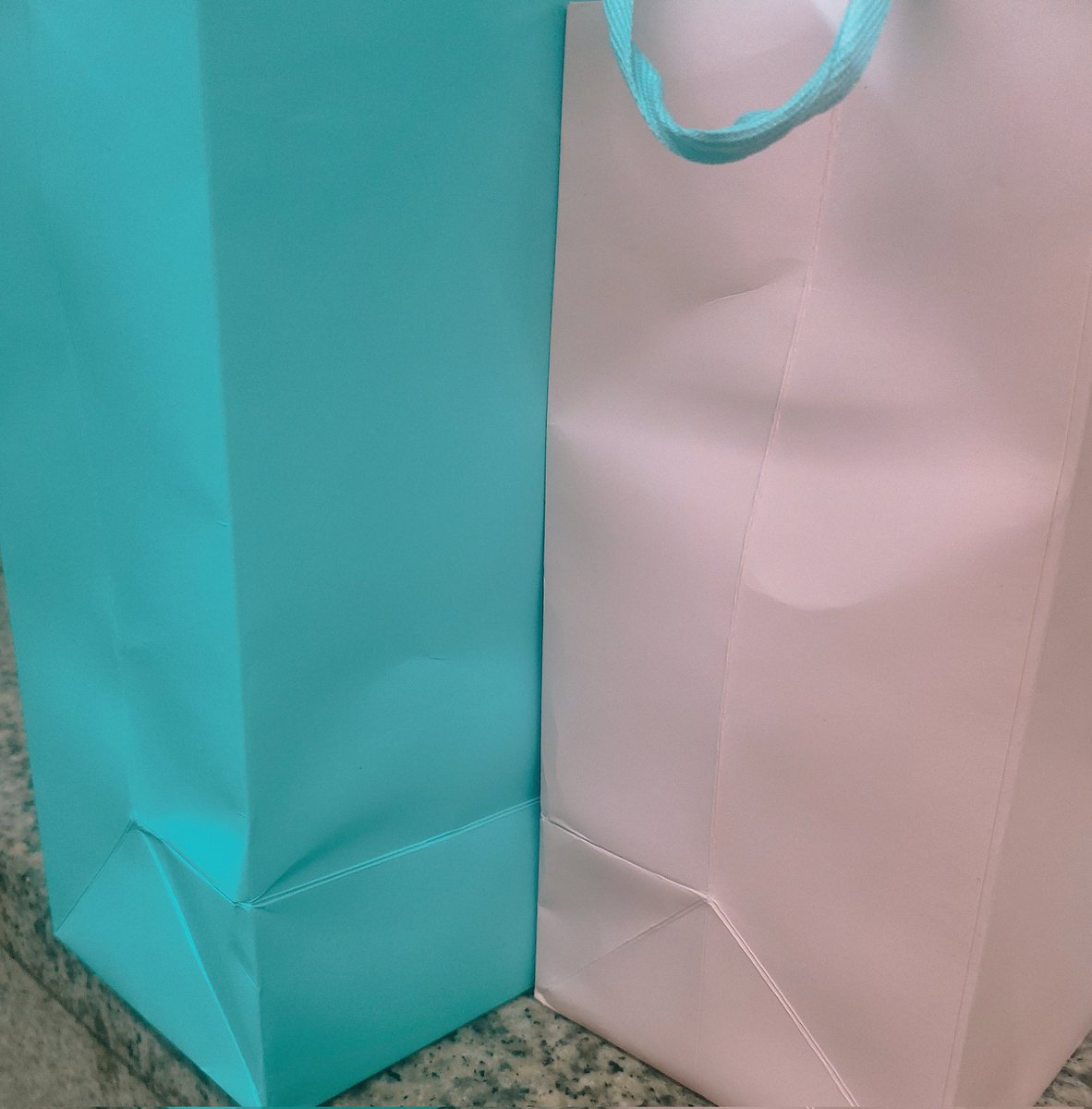 어쩌다보니 쇼핑백 색이 호백이네.....