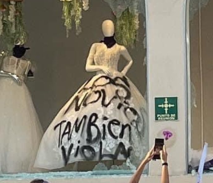 "Los novios también violan".

Una vestido de novia alterado es una de las imágenes más simbólicas de las protestas de ayer.

Y es que la frase "si te ama, no te lastima", ha hecho que por generaciones mujeres soporten y justifiquen la violencia física, psicológica, económica,