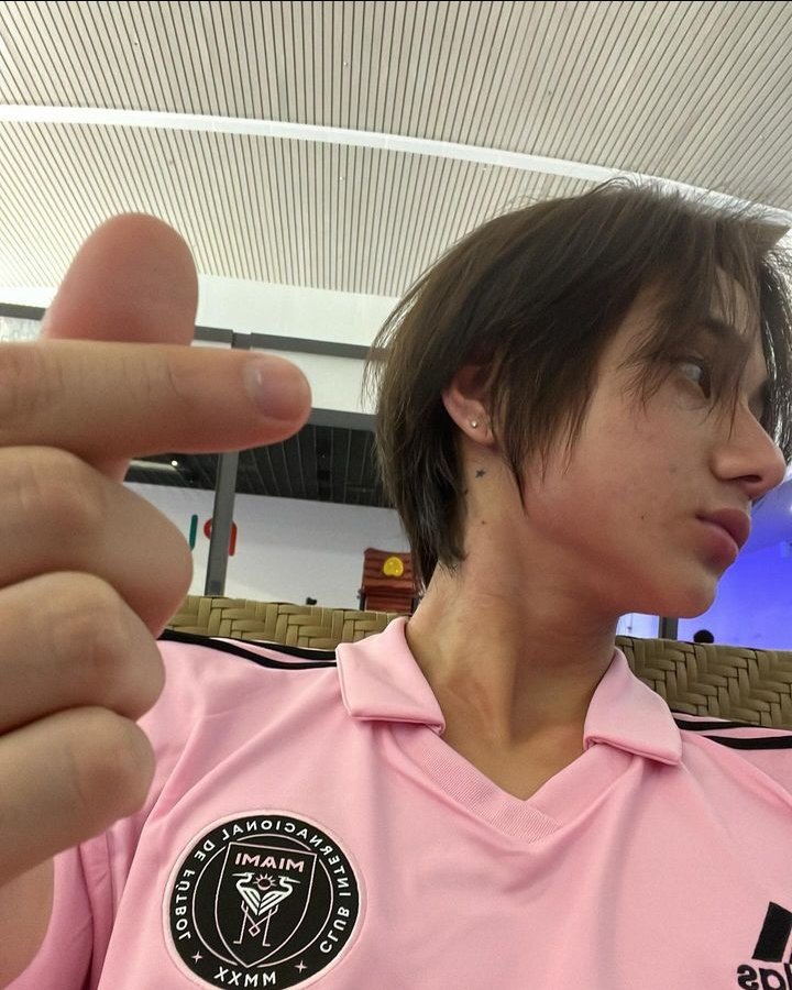 DANI3LOV's tweet photo. him in pink >>> 🩷 https://t.co/eW0ugRJmb8