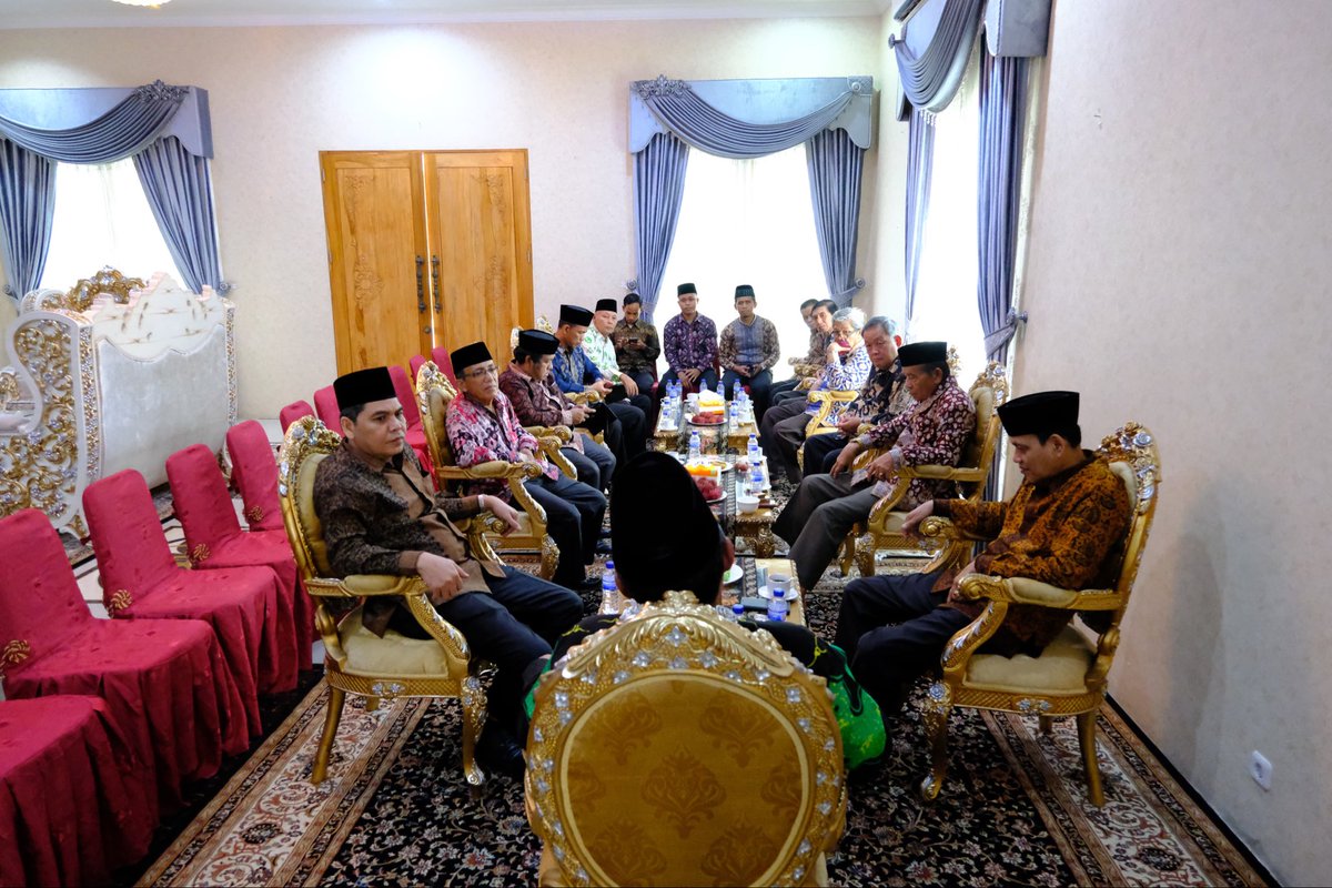 diskominfojambi's tweet photo. Wakil Gubernnur Jambi melaksanakann Rapat bersama Forum Kerukunan Umat Beragama yang dilaksanakan di Rumah Dinas Jabatan Wakil Gubernur Telanai Pura https://t.co/2ySz2apzRD