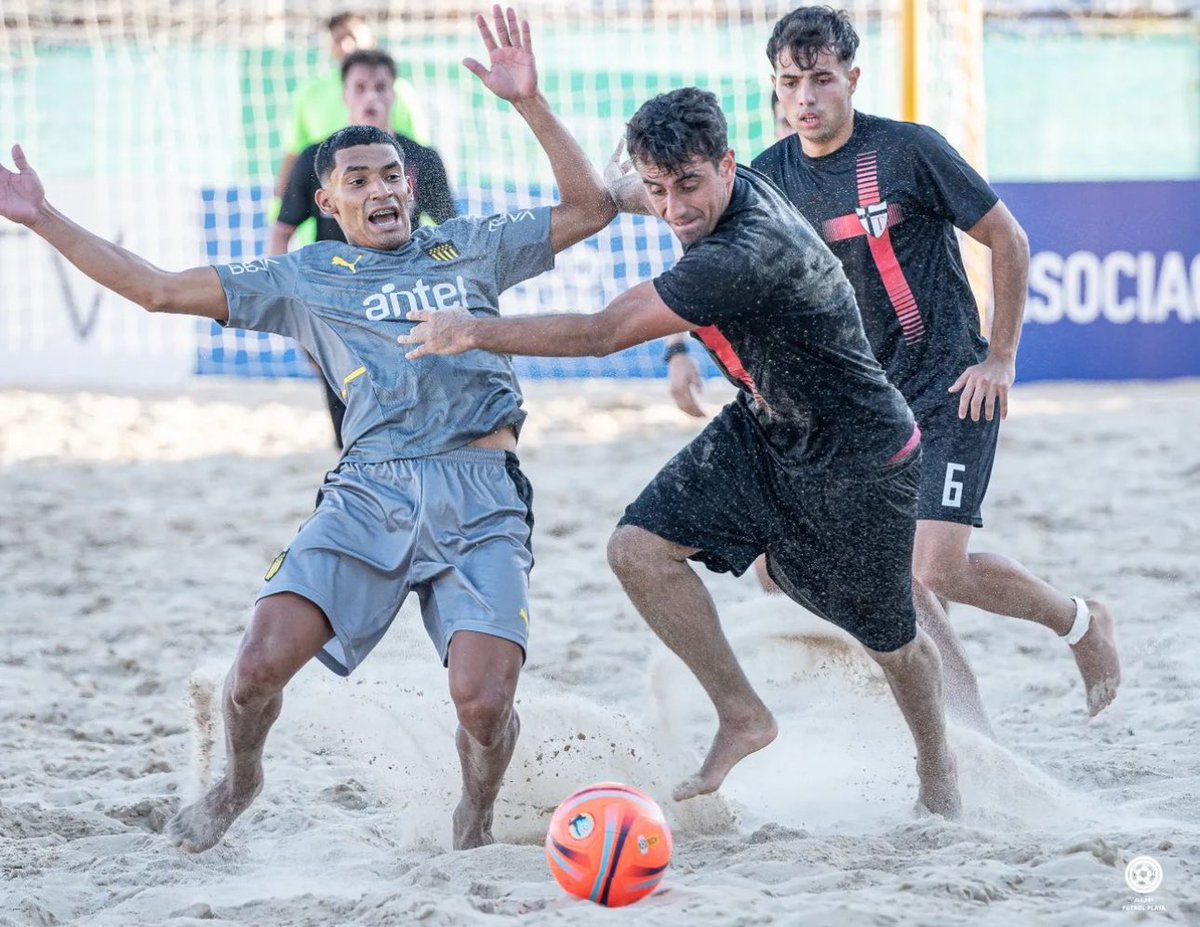 🟡⚫️ Ganó Peñarol! 10-7 sobre Terremoto 
📸 <a href="/FutbolPlayaAUF/">Fútbol Playa AUF</a>