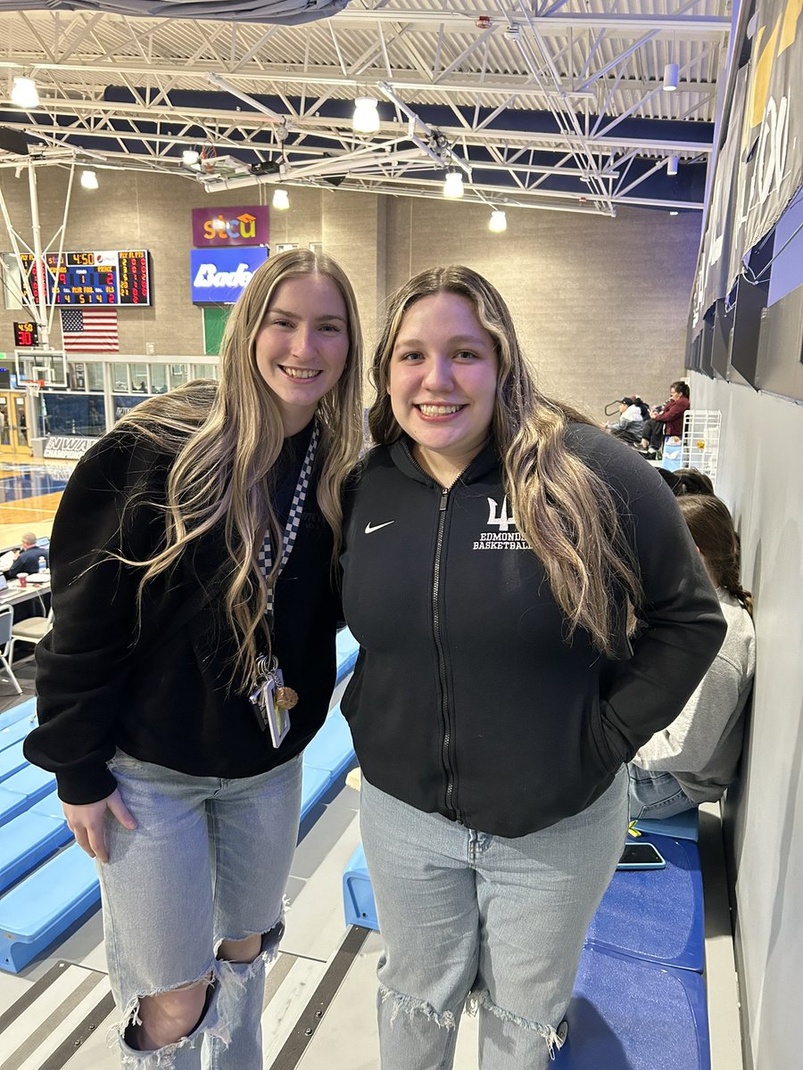 We have some @EdmondsWBB alums in the house supporting tonight! #HERE