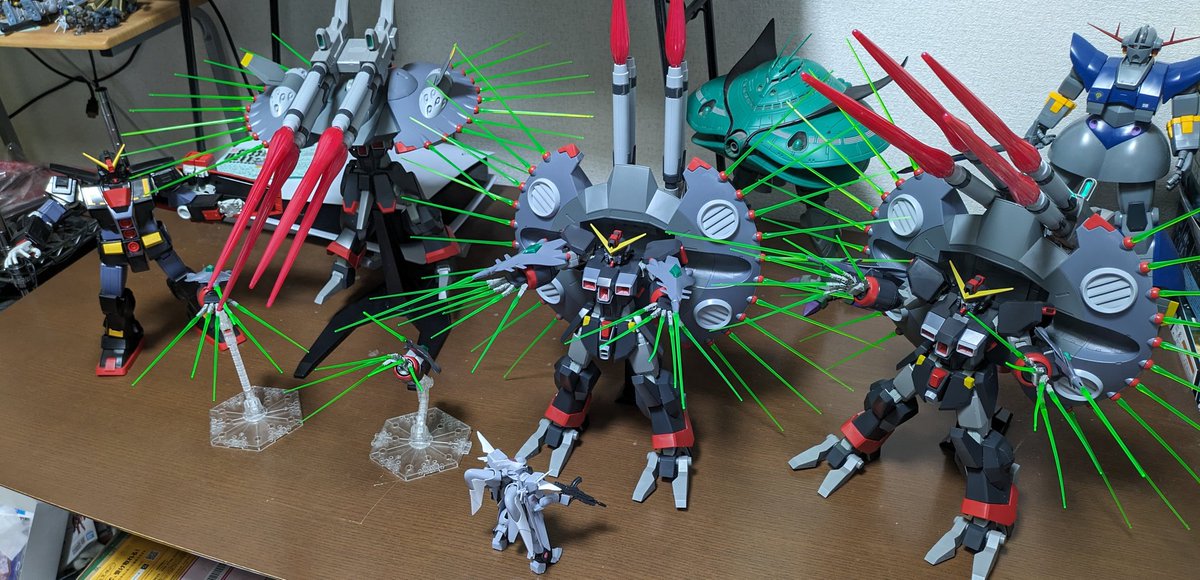 141mkt3's tweet photo. Q.HGデストロイガンダム×3＋エフェクトパーツ付けたらどうなるの？

A.こ う な り ま す（ガンプラ置く場所が無くなる） https://t.co/qnirF2jerR
