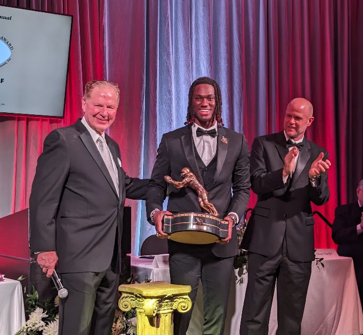 Chairman Walter Manley II presents the stunningly beautiful Biletnikoff Award trophy to unanimous 1st-team AA @MarvHarrisonJr at the sensational BA banquet with 600 patrons and keynoter @DannyWuerffel @OhioStateFB @BuckeyeNotes @MikeBasford_OSU #OutstandingReceiver #NCFAA