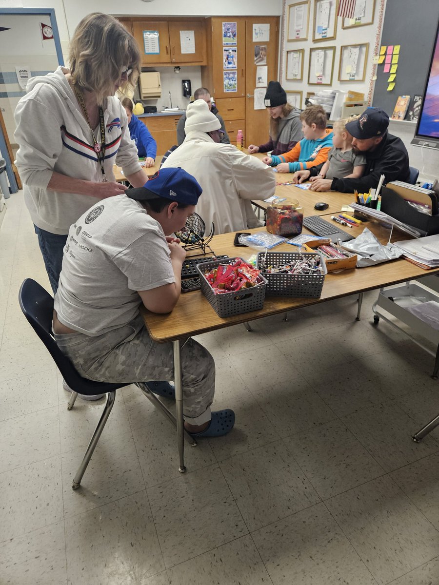 QianaPerry79's tweet image. SO...MUCH...FUN...@GCSDcommschools Spring Family Fest was IT!!!!! #TeamCommunity #TeamCommunitySchools #Family #Engagement #BetterTogether @GreeceCentral @GCSDsuper @Center4Youth so glad to be apart of such an amazing team. #GoTeam #MayTheForceBeWithYou #SmellsLikeTeamSpirit