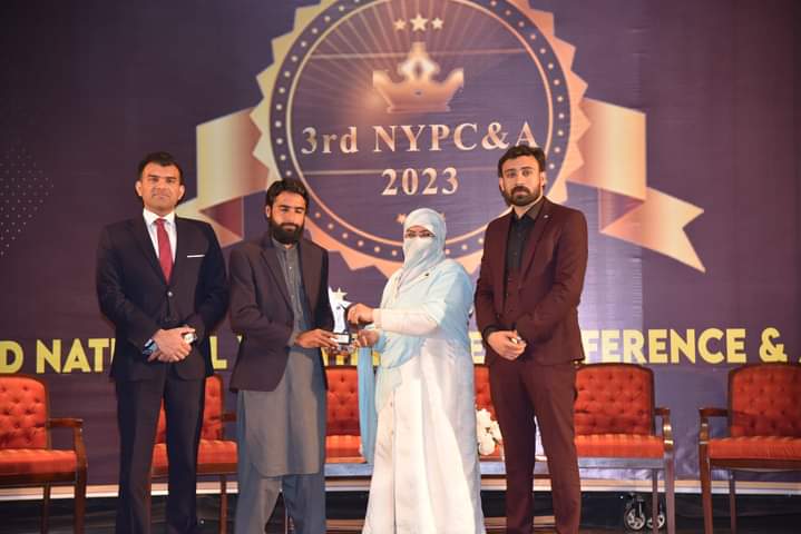 ChUsman437437's tweet photo. Alhumdulillah, with the grace of Almighty Allah received another Appreciation award as a Best Social Activists Year 2023 From Prof. Dr.Samia Raheel Qazi Sahiba, Syed Zain-ul Abadin Sahib Assistant Director Investigation FIA, in National Youth Peace Conference by HYP

#NY https://t.co/VklsznThFf