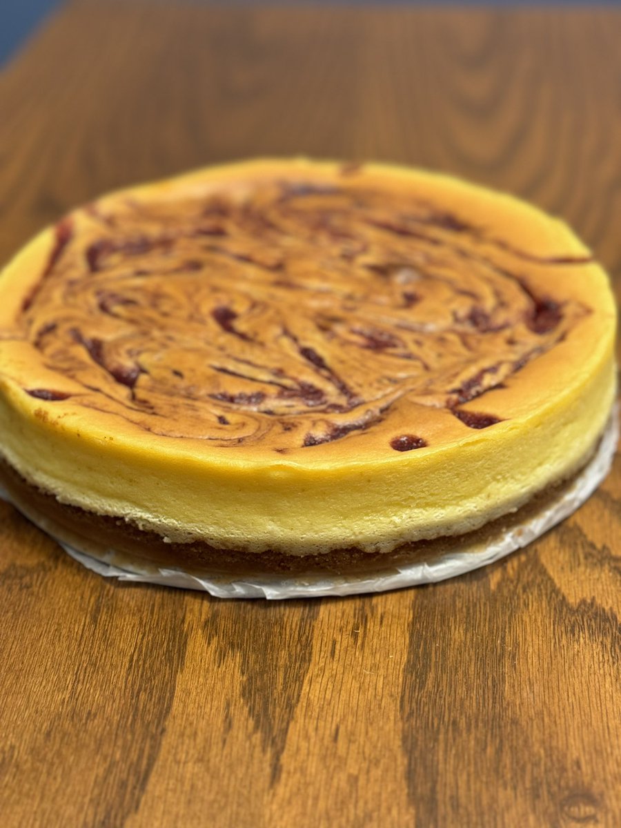 Batman11800000's tweet image. If this one tastes as good as it looks…. #strawberrybanana #scratchmade #cheesecake