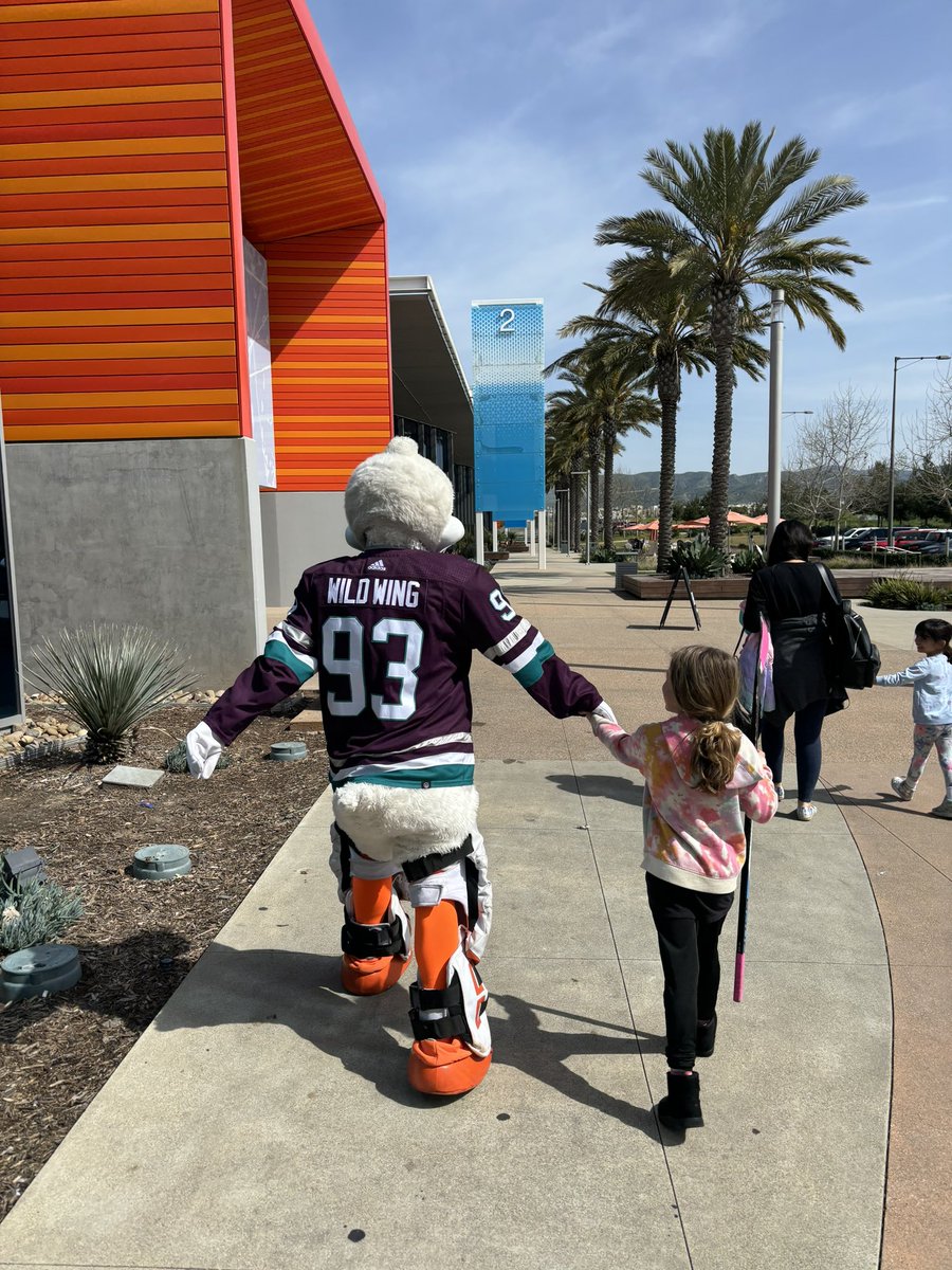 lissyfrances's tweet photo. When @WildWingANA walks you into practice you’re a rockstar that day! @AnaheimDucks thanks for making these kid’s day! https://t.co/QlcQTCpUKO