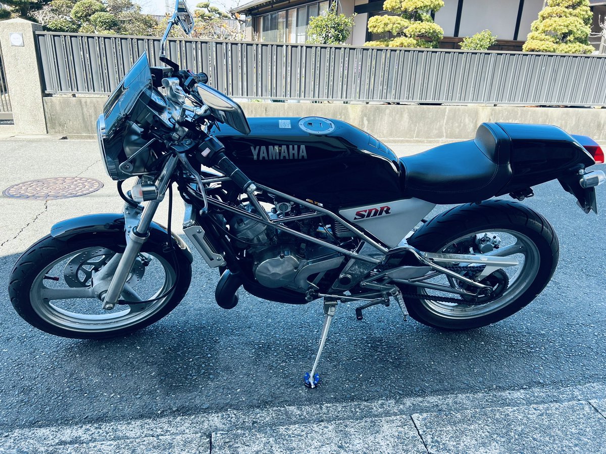 2t_project's tweet image. 本日、浜松市内のオーナー様よりSDR200が入庫しました。
ご依頼内容はオイルポンプからの漏れとリアサス？からの異音です。
オイルポンプは純正部品がまだ出そうなのでなんとかなりそうです😭
何よりもものすごく綺麗な車体に思わず見惚れてしまいました✨
#sdr200  #2tv #浜松のバイク屋
#yamaha