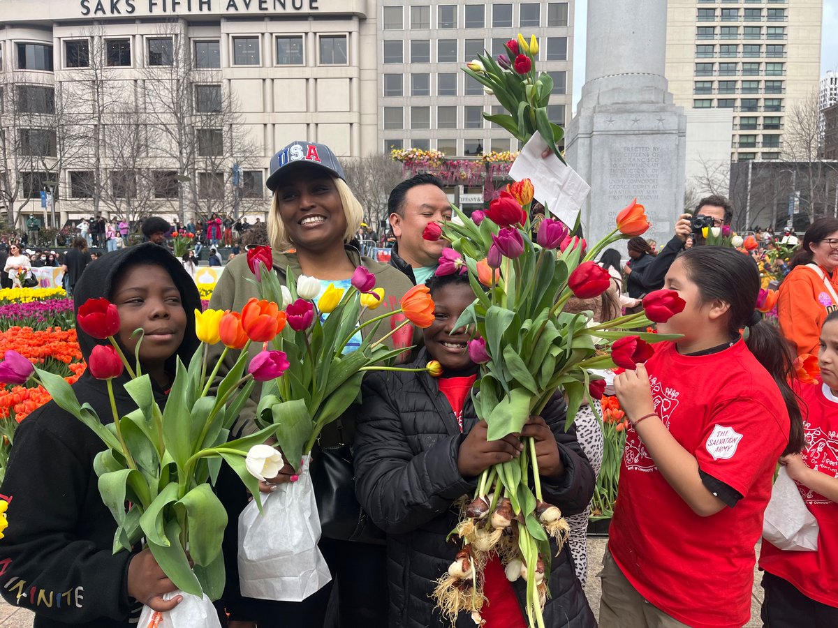 @UnionSquareSF was in full bloom today w/ 80k free Cali-grown tulips for locals & visitors. Fun Fact: @NLinSF told me today that @SFGiants Orange is actually NL Dutch Royal orange - a nod to the Giants’ NYC roots (prev. New Amsterdam!) #TulipDay🌷🌷