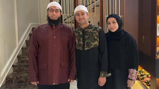 herricahyadi's tweet photo. Pagi. 

Tidak pernah sedikitpun Ust. Khalid Basalamah (dan ustad-ustad lain) mencela, memusuhi, menghina atau melecehkan org lain. Tapi ada sekelompok orang yg mendemonisasi dirinya. 

Jauhi kelompok pendengki &amp; merapatlah ke majelis-majelis ilmu yg ust-ust ini ada di dalamnya. https://t.co/HnRa65xF6Y