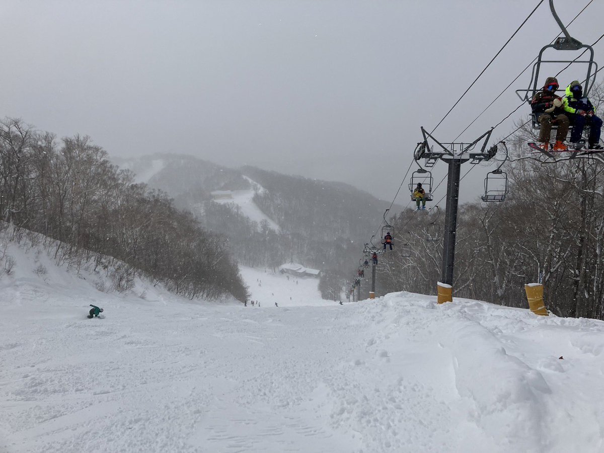 ozeiwakura_2011's tweet photo. 本日のゲレンデ状況

天気は雪で少し風があります。

圧雪後も雪が降って整地斜面は柔らかめなのでウネリができてきました。

非圧雪部は新たに20cm程度の新雪が積もり 気温も低めなのでバフバフ感を味わえますよ〜

今月に入ってからのグッドコンディションはどこまで続くんでしょうね？(o^^o)

今シーズンも まだまだ楽しめそうです‼️⛄️