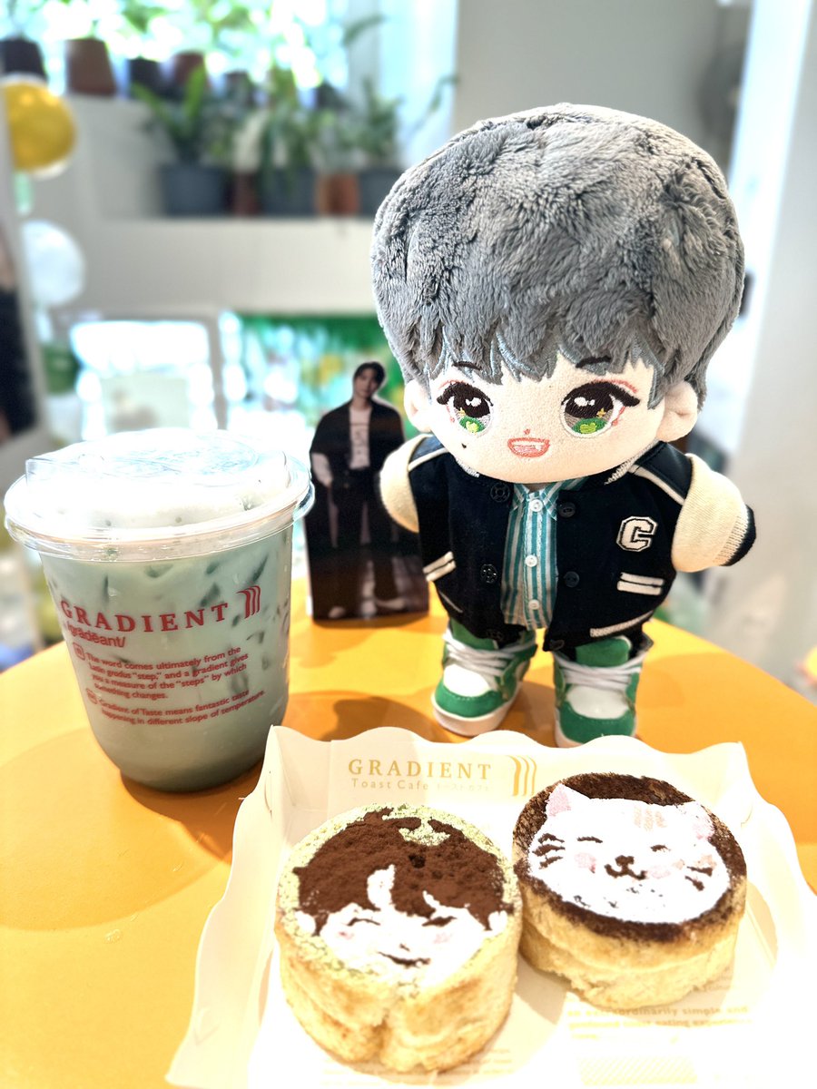Luoyizhou1603's tweet photo. คาเฟ่วันที่ 2 พร้อมแล้วค่ะ ของแจกมาเติมแล้ว แอดมินพร้อมต้อนรับ สามารถ walk in มาหาอีโจวได้นะคะ 💚
@gradient_cafe 

#LuoyizhouBDcafe24

#หลัวอีโจว 
#LuoYizhou 
#罗一舟 https://t.co/HOo4K1EnRV