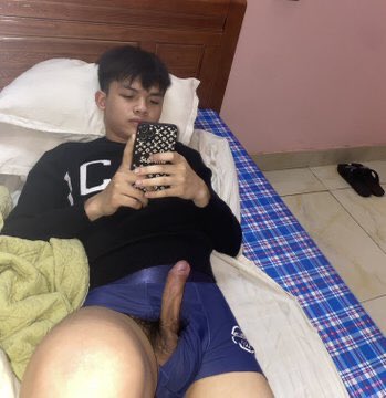 Minhtra99455203's tweet photo. E trai quần xanh 2k6 bị bạn cùng phòng phát hiện clip sục nên phải cho bạn vọc cặc để thoả hiệp. Mà ẻm bắn khí nhiều quá, bắn mạnh nữa chứ. Xem mà cứ há miệng #gay #LGBT #nứng https://t.co/wI0hlMbYDG