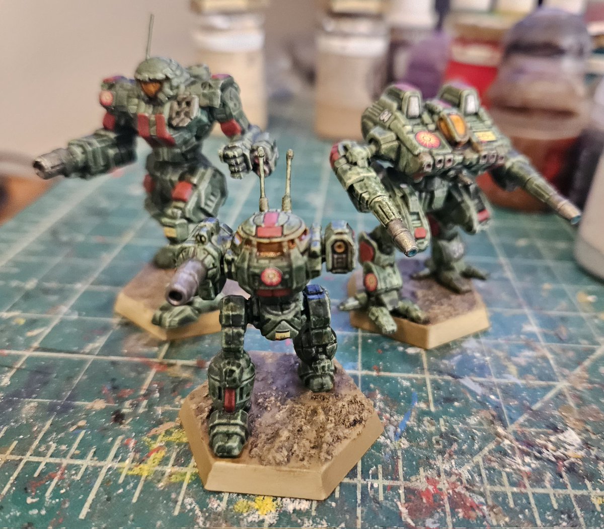 LawnDartOmega's tweet photo. @Loston_Wallace Mechs painted with a green Army Painter speed paint https://t.co/n6dvIFRmo9