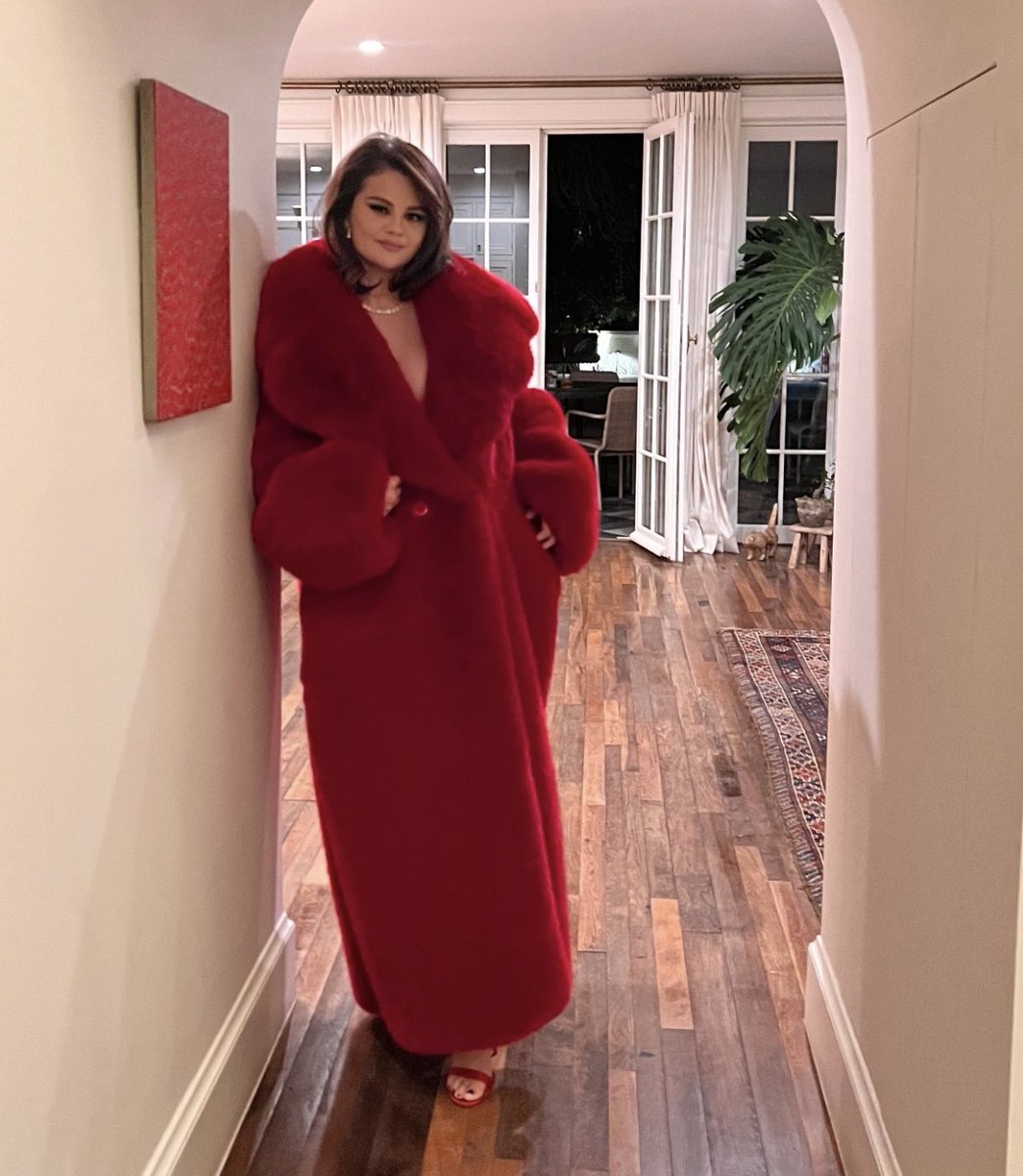 Selena Gomez looks stunning in red ❤️