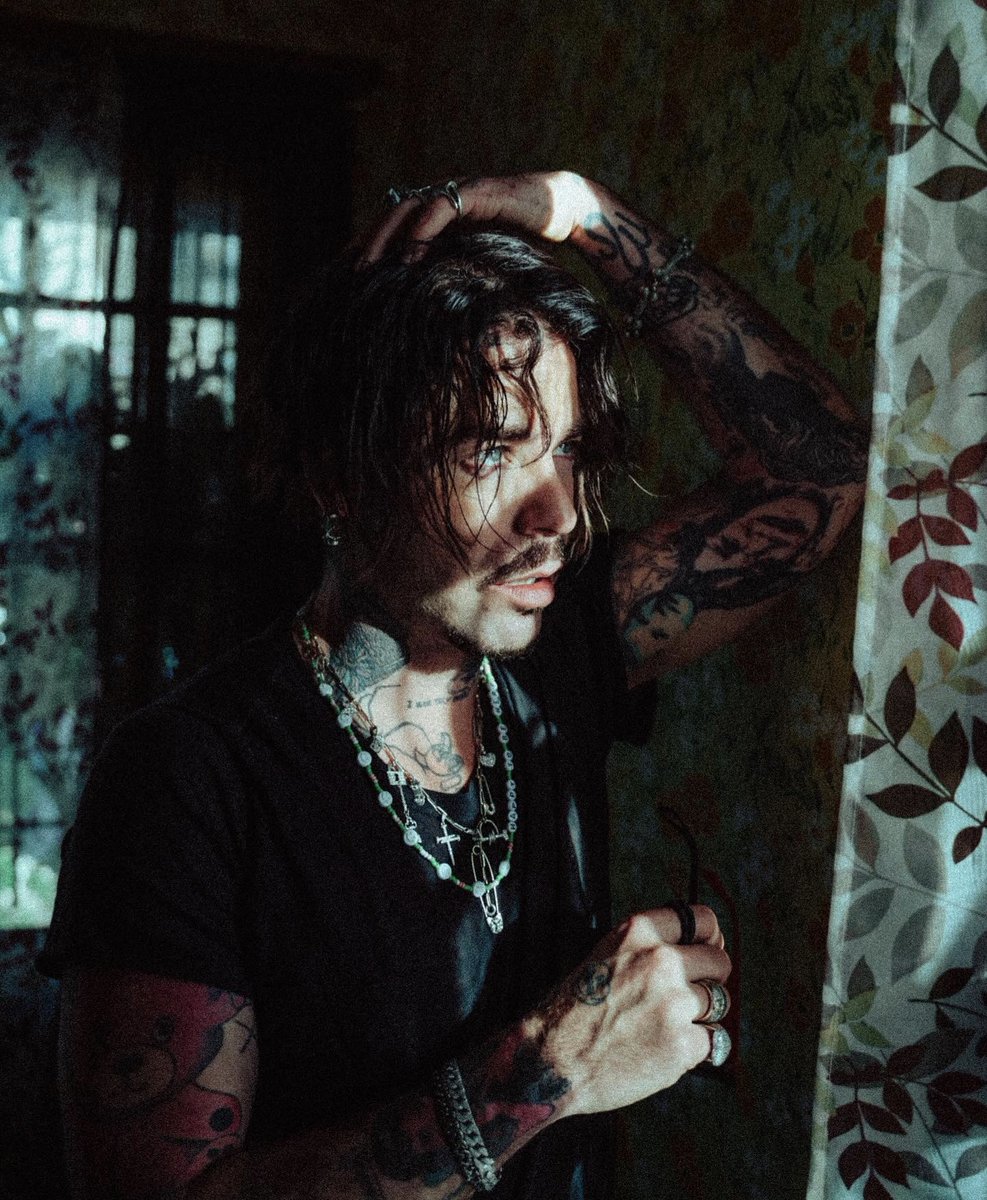 jjjennyjp's tweet image. HAPPY BIRTHDAY @MODSUN 🫶🏻 🥳🎉 thank you for creating such amazing music, books and art! So grateful for everything you do 💛 have the best day Mod! #ModSunDay