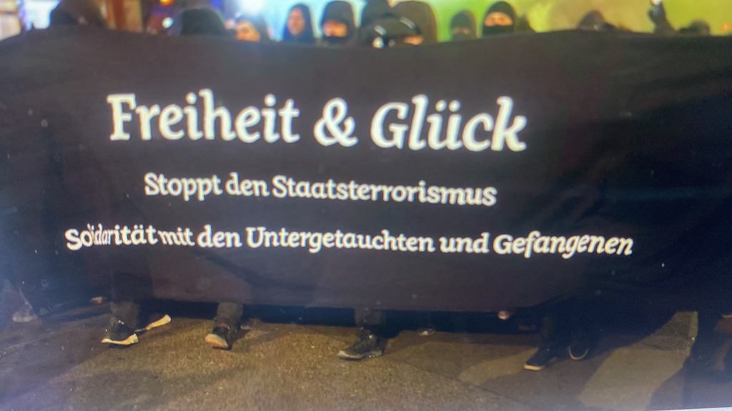 Die Antifa läuft durch Berlin mit einem Banner „Stoppt den Staatsterrorismus“ - die selbe Antifa, die für Impfzwang war und „Wir impfen Euch alle“ skandierte.