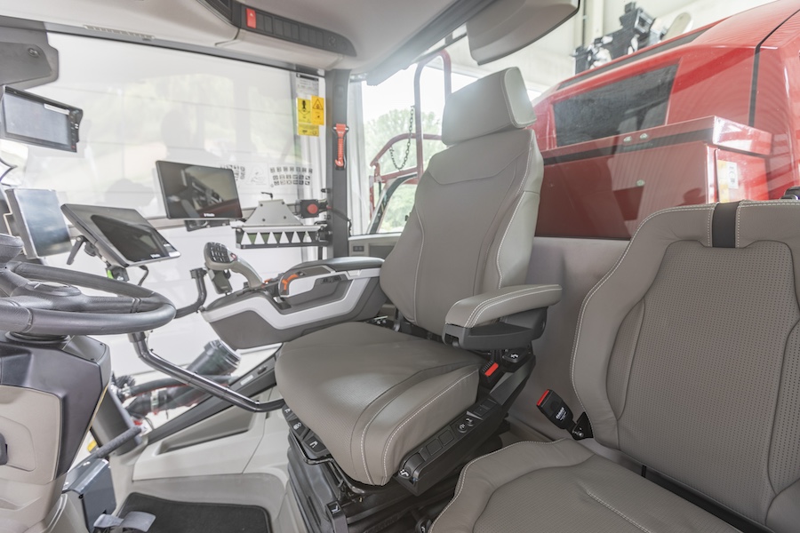 FarmersGuide's tweet image. The latest Horsch Leeb PT and VT self-propelled sprayers feature an all-new cab that offers significantly higher levels of operator comfort 🚜

farmersguide.co.uk/spring-sprayin… 

#SpringSpraying #FarmMachinery