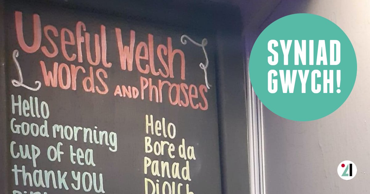 Syniad gwych gan Y Castell, Caernarfon, yn rhoi help llaw i gwsmeriaid wrth archebu 🤩 A simple but effective idea to implement at a bar or shop counter — encouraging customers to give #Cymraeg a go 👏🏼