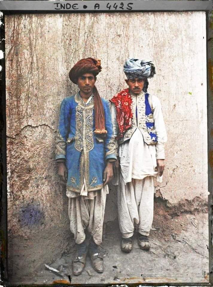 Peshawar; 1910 The clothes of two Afghan citizens