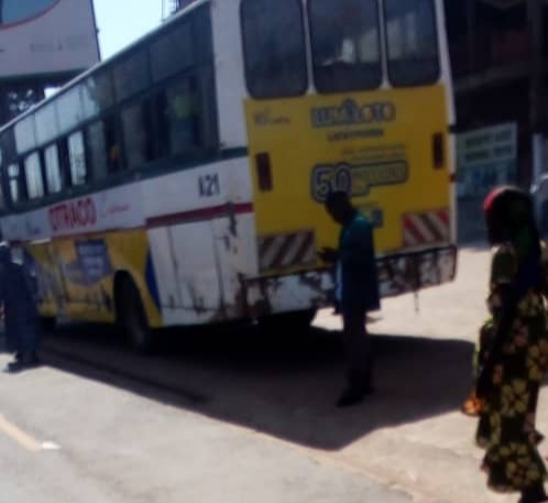 RuberinyangeM's tweet photo. Uno mwanya i #Gitega,à 10h00',#Otraco yagiye gutora abahava bakoreshwa mumanyanga yo gusambura Umugambwe #CNL irahagurutse.Ikidasanzwe,iherekejwe na pick-up y'abasoda bakaba ari nabo babafashije kugire nikunde bayurire.
@CnlBurundi https://t.co/SdKoS28KDq