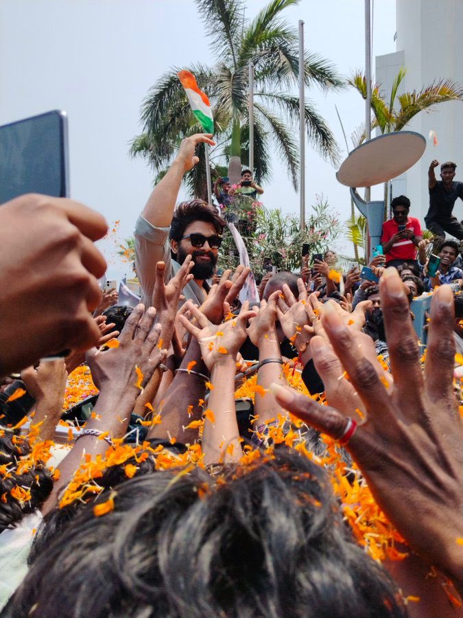 imsarathchandra's tweet photo. Icon Star @alluarjun greeted with a spectacular welcome at Vizag airport! A massive rally ensued all the way to the hotel. The love from Vizag AA fans knows no bounds! Kudos to @AIAFA_vizag ! https://t.co/np0VDiJsQ2