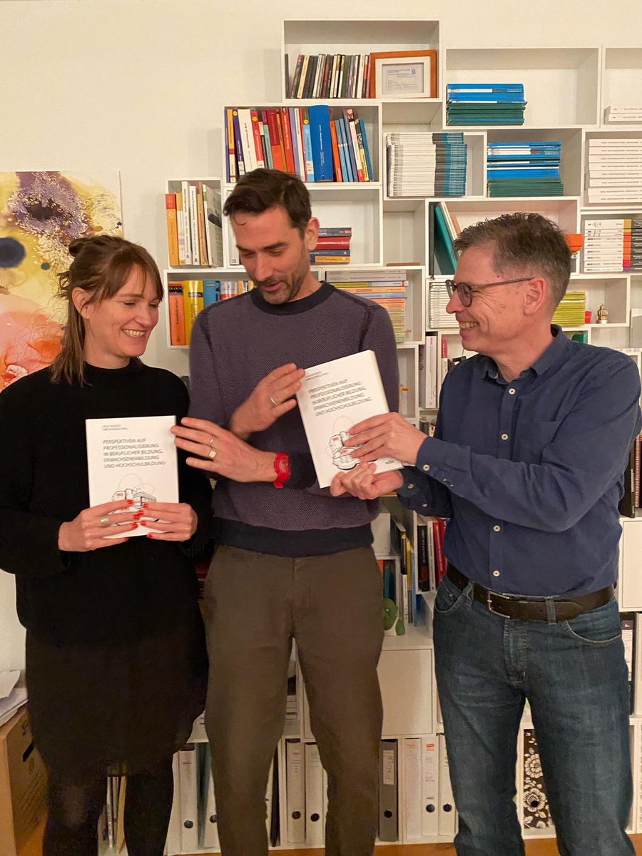 juliaschuetz_hh's tweet photo. Über die Darstellung des Posts wird noch verhandelt, aber das Buch ist schon erschienen! Oder anders: Während in Villarriba noch diskutiert wird, wird in Villabajo schon gefeiert!
@ElsholzUwe @HerrMoll https://t.co/GUXoCaYbra