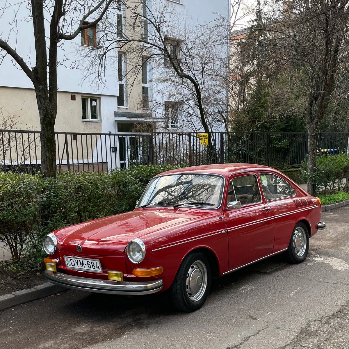 DeadCarWalking's tweet image. “A woman could love it for all the wrong reasons.”
Volkswagen 1600 TL Fastback (Type 3, 1970) spotted in Budapest.
#Volkswagen #Type3 #ASundayCarPic 
@GeorgeCochrane1 @addict_car @VW