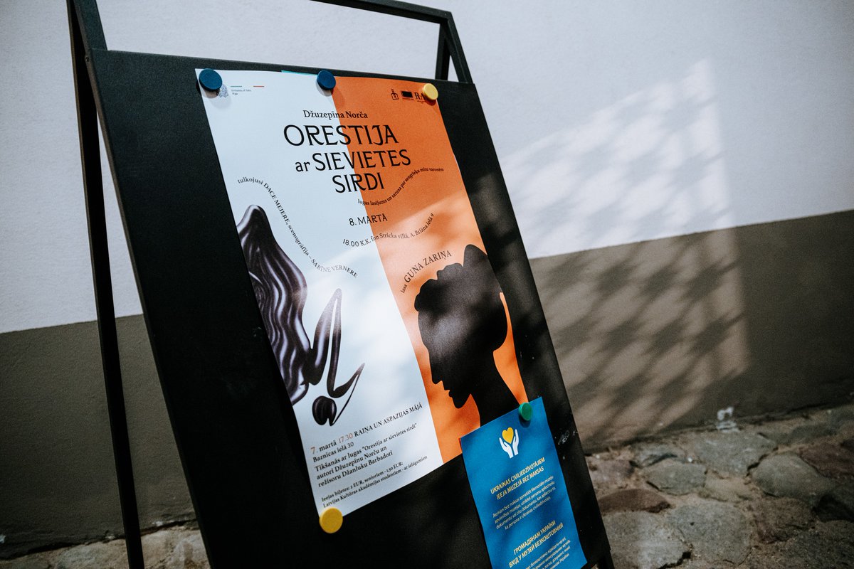 Klasika_LR3's tweet photo. Oresta @Silabriedis_ saruna ar itāļu rakstnieci un mītu pētnieci Džuzepīnu Norču, kuras luga “Orestija ar sievietes sirdi” Gunas Zariņas lasījumā tika rādīta fon Stricka villā. @homonovus 
https://t.co/rGvY8WEw8Q https://t.co/5Oyp9MHNQe