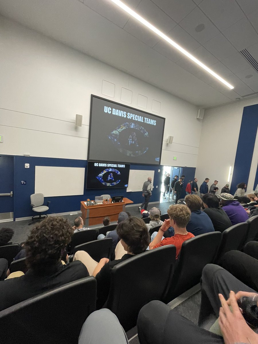 LukeLevitt9's tweet photo. Had a great time visiting @UCDfootball and being able to watch the new era of #shredville from the sidelines at Junior Day! Thanks @VintagePlough @treyshima and the program for having me
@coachphiljohn 
@BrandonHuffman https://t.co/gs6MWEiyvC