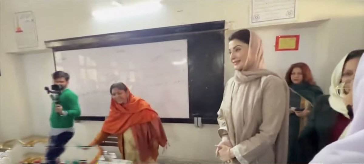 بریکنگ نیوز : مریم میڈم بچیاں کنفیوز ہوجاتی ہیں"کہنے والی ٹیچر کو سرکاری ملازمت سے فارغ کردیا گیا..!!