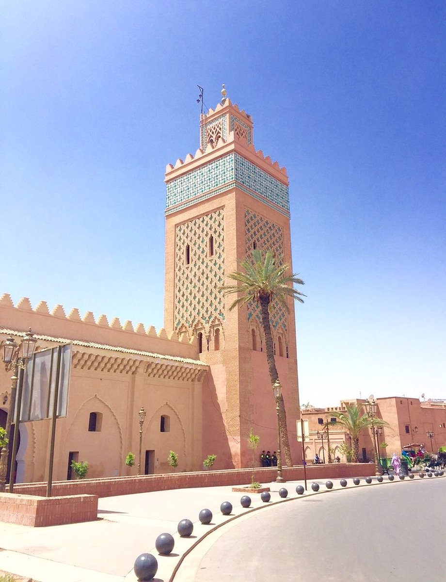 Marrakech o 'Tierra de dios' es destino ideal por la buena conectividad  
#LeticiadeAndres y los #mustvisit:  
el Minarete y la Mezquita, centro  histórico y zoco, entre otros
Recomienda el <a href="/royalmansour/">ROYAL MANSOUR COLLECTION</a> para alojarse, y nos habla de varios lugares gastronómicos <a href="/Visit_Morocco_/">Visit Morocco</a>