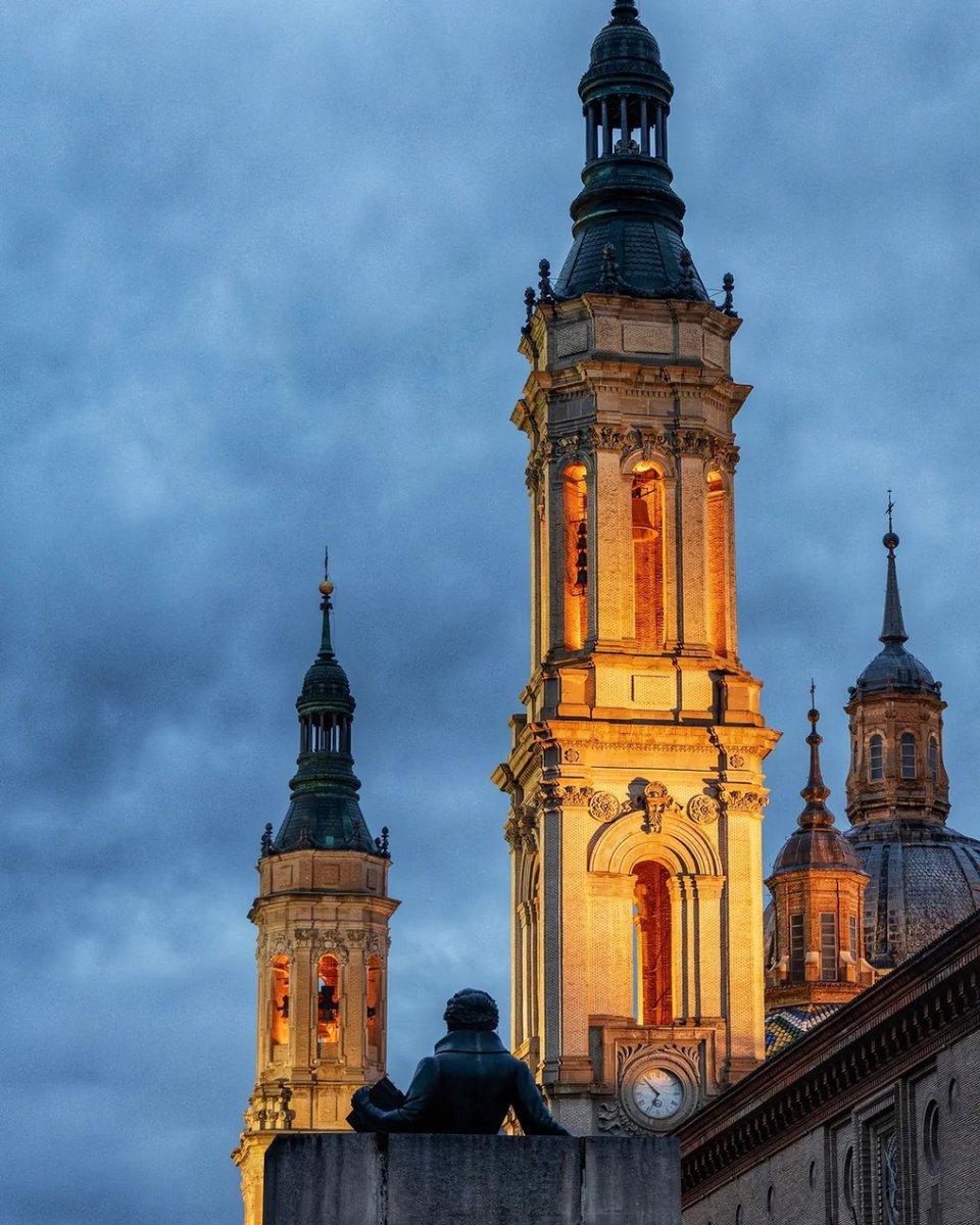 📌 En la Plaza del Pilar se encuentran dos de los emblemas emblemáticos de #Zaragoza: la Basílica del Pilar y  Goya.

Es la plaza peatonal más grande de Europa 📏, además de por su tamaño, destaca por la belleza de los edificios que la rodean 😍.

📸 IG joselizaga

#VisitZaragoza