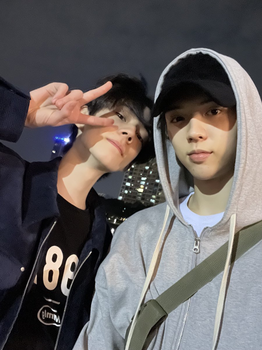 _AMPERSANDONE_'s tweet photo. 안녕 올리 축하해!! 이 짧은 시간 많이 성장하는 모습을 봤어서 너무 자랑스러워. 한동안 못 만나는데 이렇게 빛나는 올리 볼수있어서 너무 기뻐 😊앞으로도 열심히 연습하고 아프지 말고 재밌게 살아~ 형 항상 응원해줄게!🩷

#앰퍼샌드원 #AMPERSANDONE 
#브라이언 #BRIAN https://t.co/g20ai0XG75
