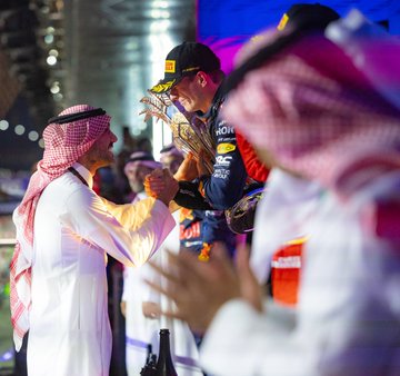SaudiTVEN's tweet photo. HRH Sports Minister @AbdulazizTF awards Max Verstappen, winner of #SaudiArabianGP 🏆🇸🇦🏎️ https://t.co/wANF3UILgg