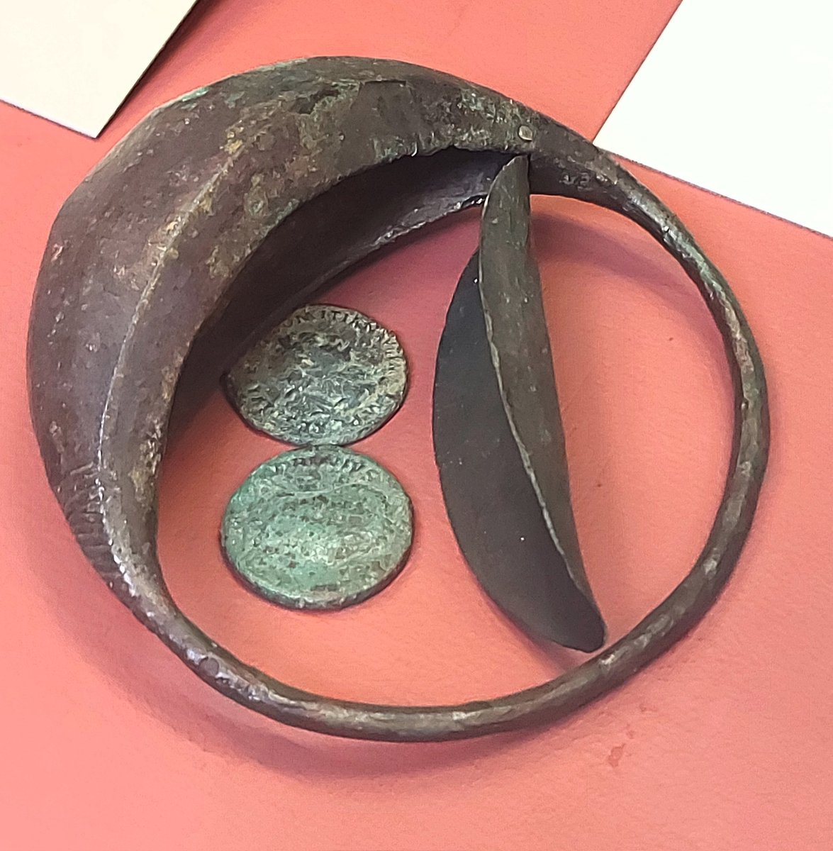 DrNWillburger's tweet photo. This copper alloy arm purse found in the #Roman settlement of Nida (Frankfurt-Heddernheim) was used as a secure method to carry coins. To spend the money, the purse had to be removed from the arm.
#RomanArchaeology
On display at Archäologisches Museum Frankfurt https://t.co/ippBmZ0KG5