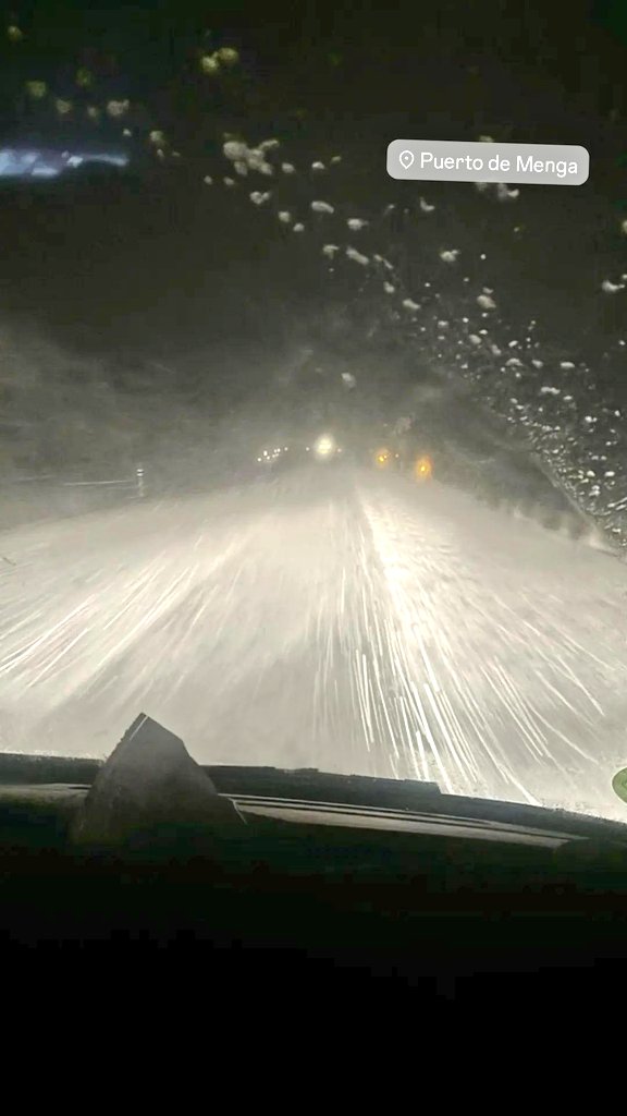 Meteoavila2's tweet photo. 🙋No me suelo pronunciar en esto pero ya que tiene que ver con la meteorologia lo hago.
😠Es una Vergüenza hacer desplazar a cualquier equipo (categorías inferiores y senior) en las condiciones que teníamos ayer o hoy a primeras horas por los Puertos de Montaña. (Pico y Menga sobre todo) Pocas cosas pasan.
#Avila 
↪️Así estaba Menga a las 7:30h de hoy.