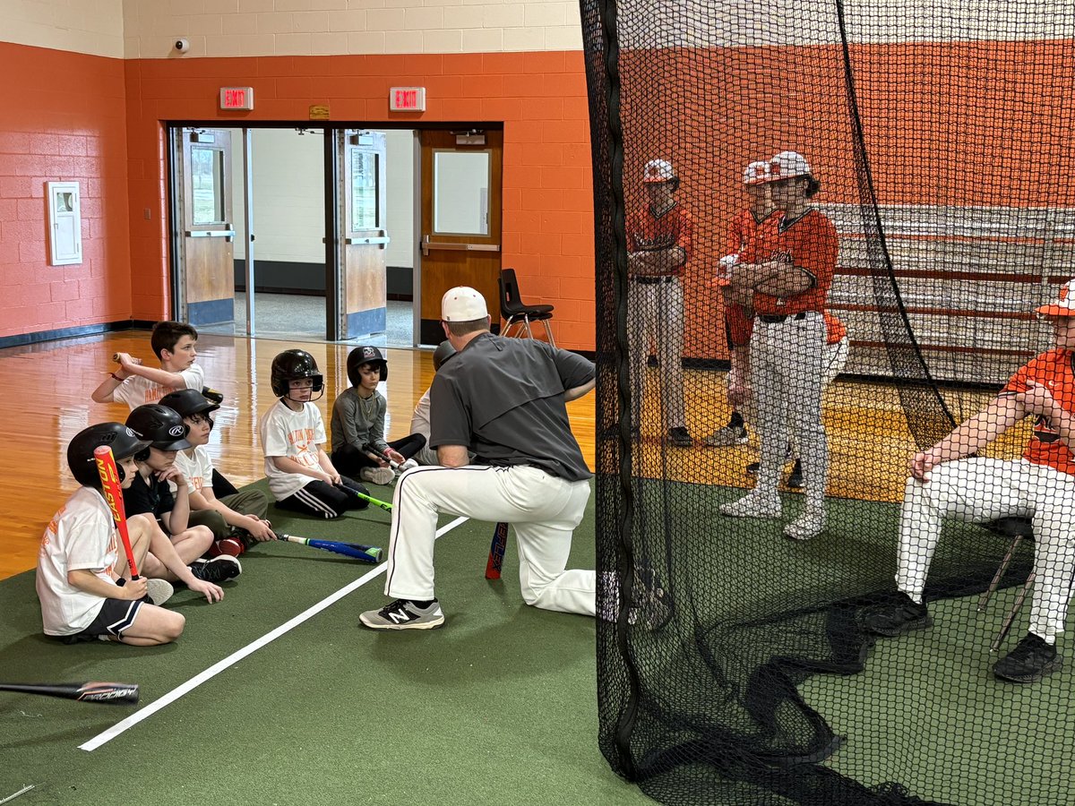 HHHuskyBaseball's tweet photo. Great day of camp for the younger guys. It was our biggest camp yet. Good luck to these future Huskies in their upcoming season! https://t.co/co0GZcoGY3